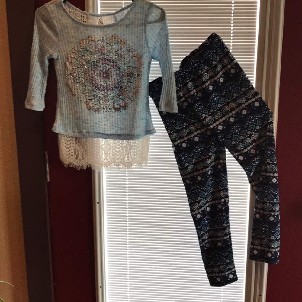 Girl’s shirt and tights set.